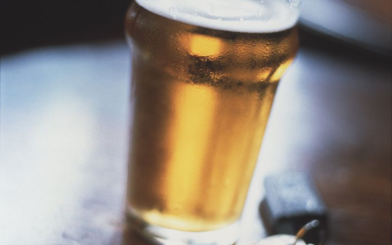 kozarec, pivo, alkohol, ključi, avto