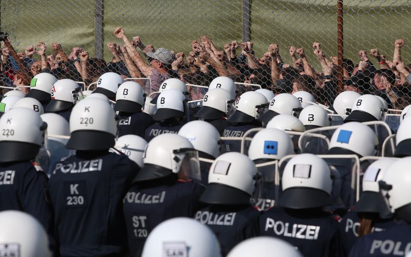 avstrija policija vojska migranti spilje vaja bobo.jpg