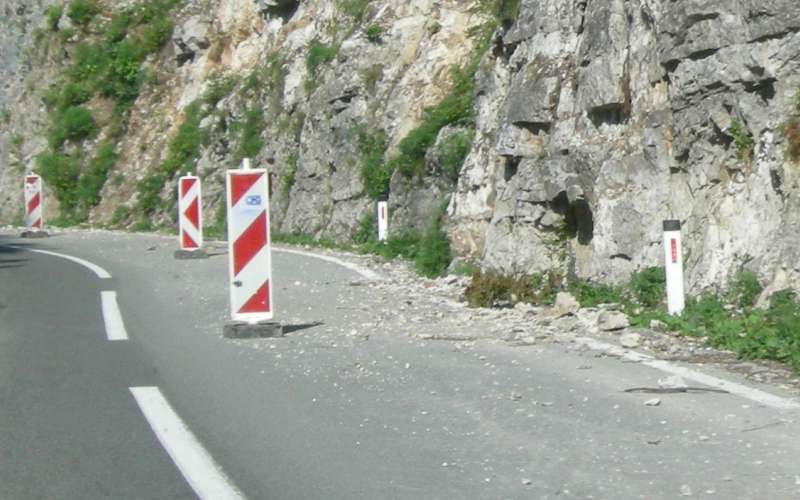 Skale in kamenje na cestišču so nekaj običajnega.