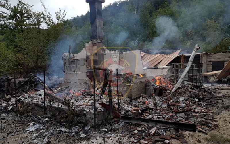 vrhnika, požar, lesen vikend