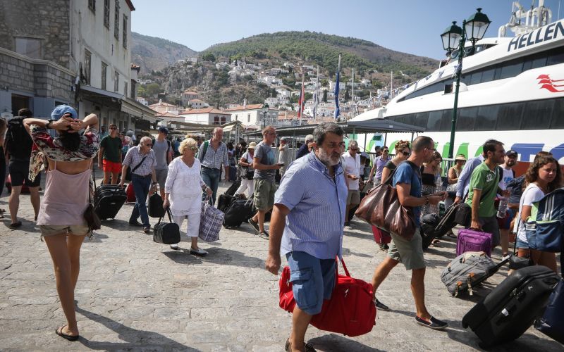otok hidra_turisti odhajajo.jpg