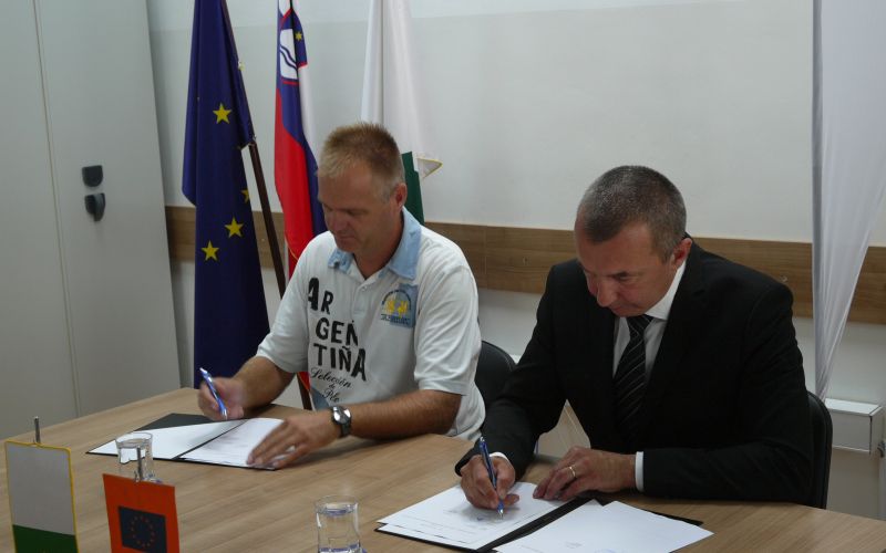 podpis_pogodbe_2.jpg