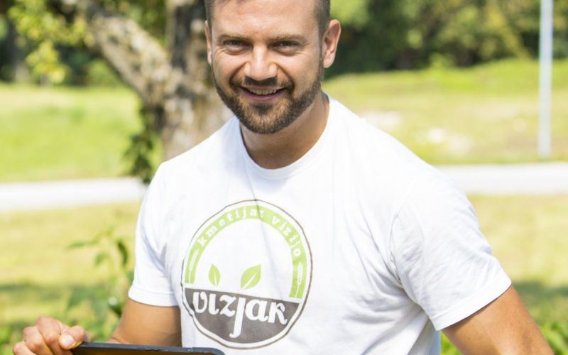 Matic Vizjak je lani prejel priznanje mladi inovativni kmet.jpg