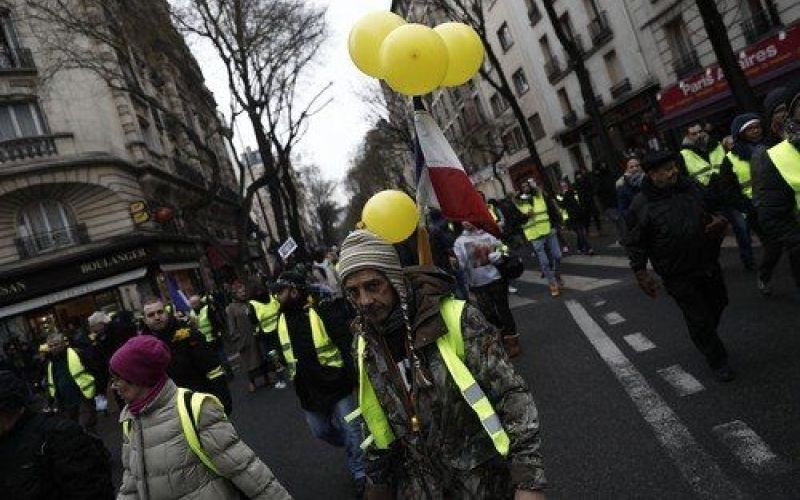 rumeni jopiči, paris.jpg