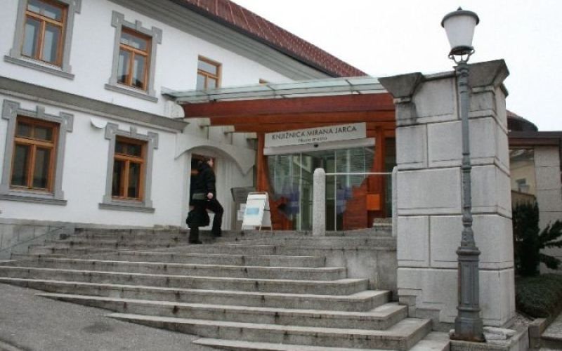knjiznica0001.jpg