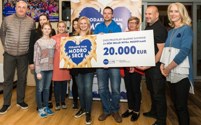 Predaja čeka z lanskimi in letošnjimi ambasadorji ter štipendistkama Učnega sklada NIVEA.jpg