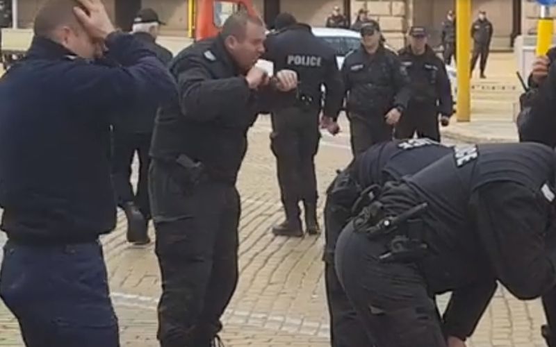 Bolgarska policija, solzivec.jpg