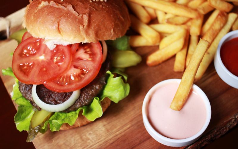 hamburger, krompirček, omaka.jpg