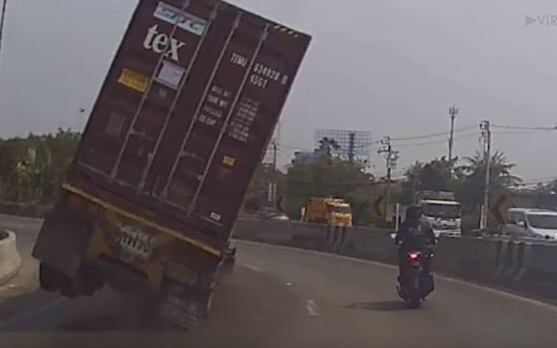 tovornjak, motorist, tajska avtocesta.jpg