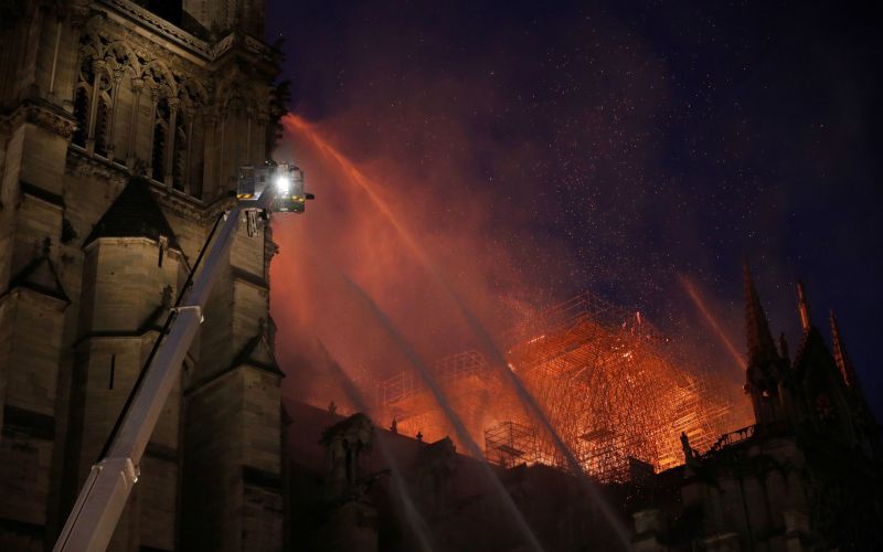 notredamska katedrala, požar8.jpg