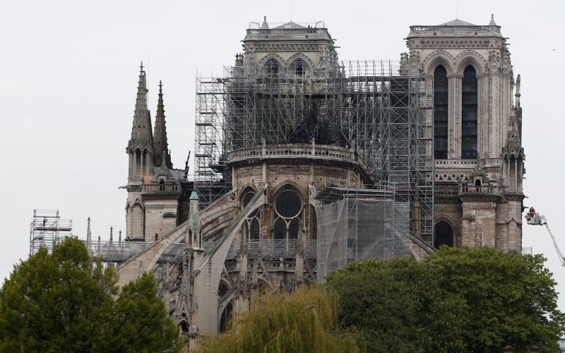 notre dame, dan po požaru.jpg