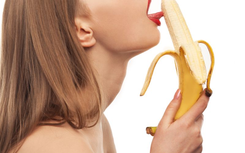 Legenda pravi, da naj bi kača Evi najprej ponudila šop banan.jpg