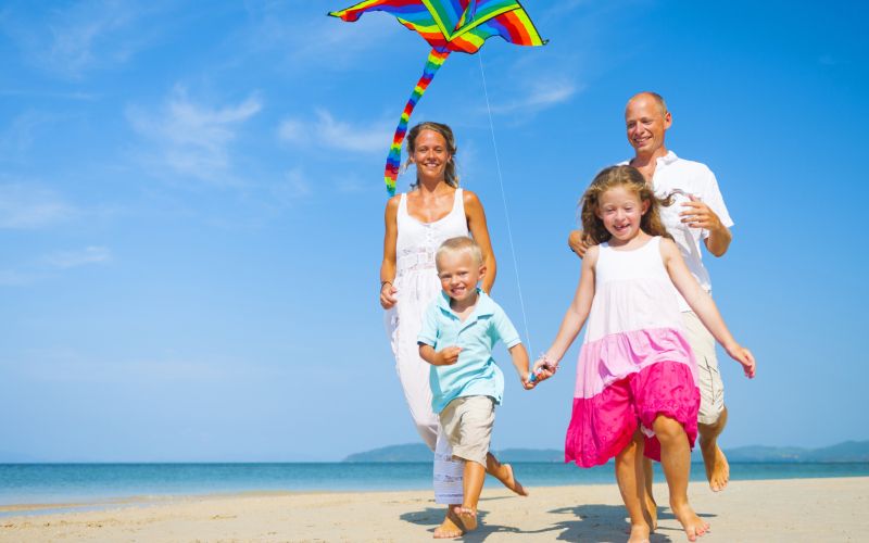 DRUŽINA, SPUŠČANJE ZMAJA, NA PLAŽI