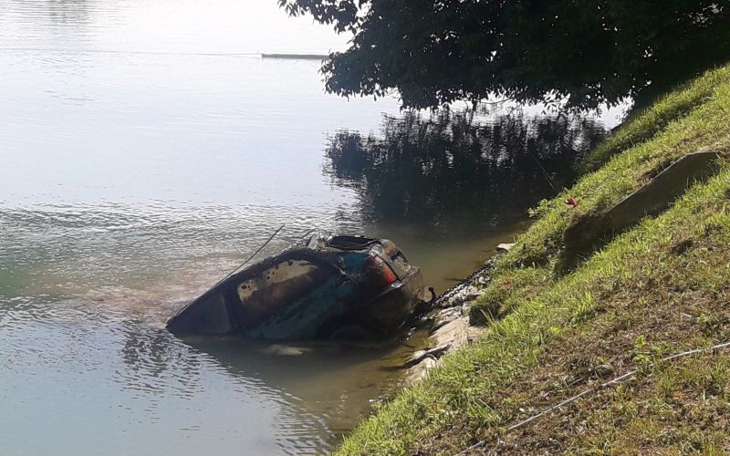 mazda 323, drava, potopljen avto.jpg