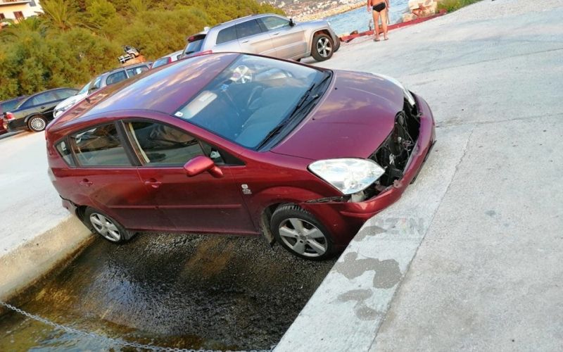 avto obtičal na klančini, hrvaška