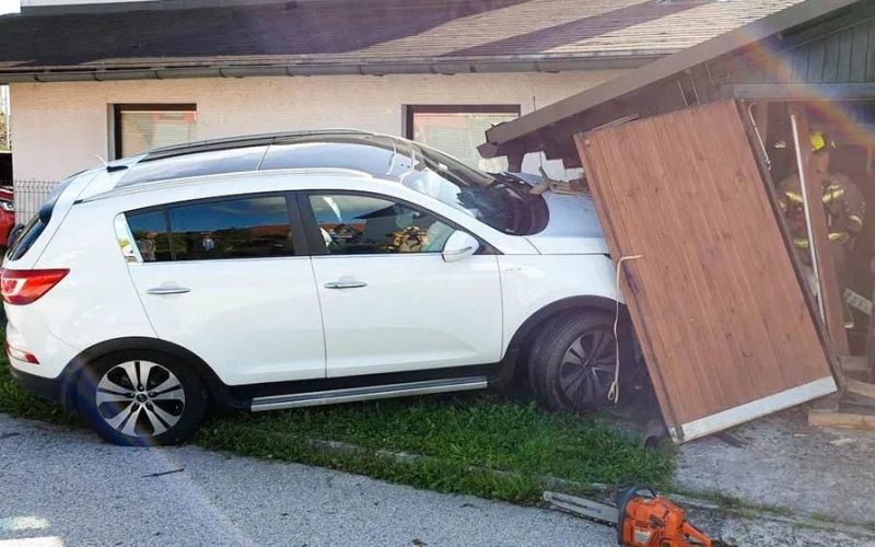 trzin, lesena garaža.jpg
