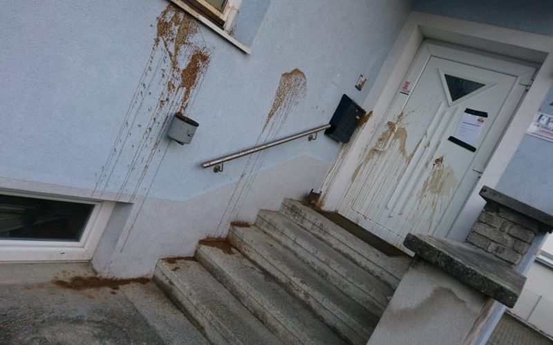 sedež stranke FPÖ, fekalije, vandalizem