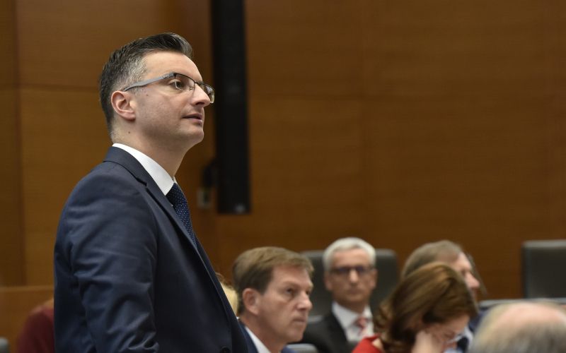 marjan-šarec, poslanska-vprašanja