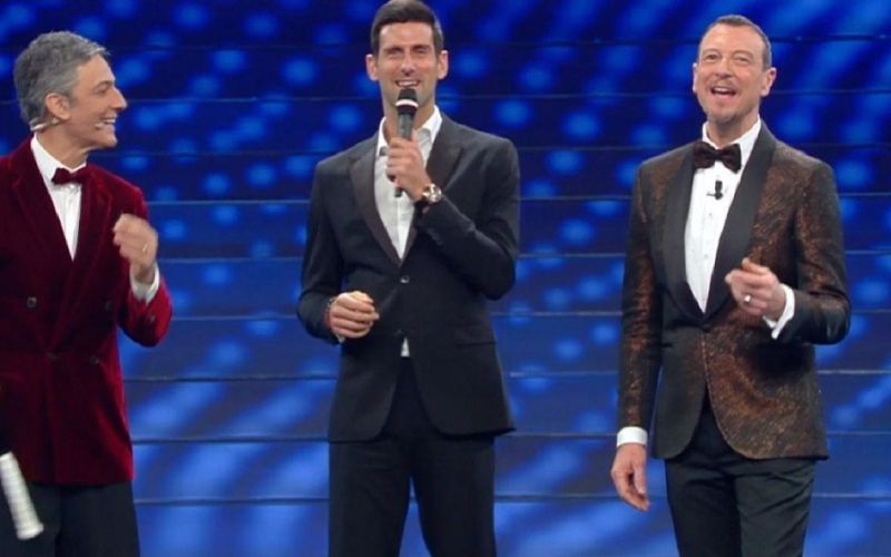 novak-djokovic-sul-palco-di-sanremo-tra-fiorello-e-amadeus_2396121.jpg