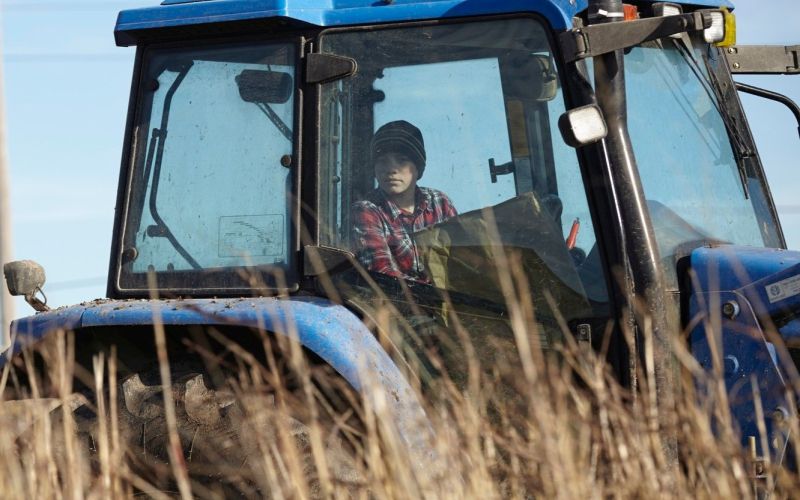 traktor, polje, njiva.jpg