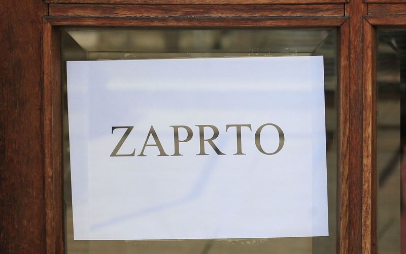 ljubljanski dvor, zaprto.jpg
