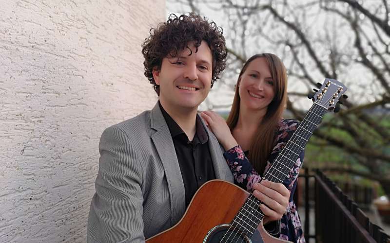 Duo Mystica, igranje na balkonu