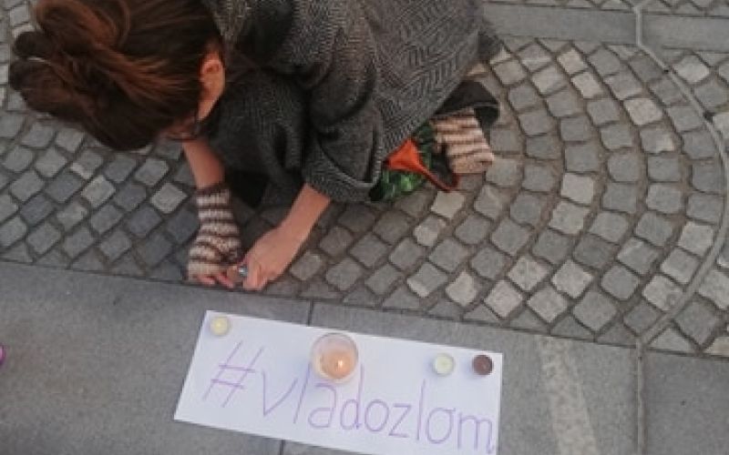 SVEČA pred parlamentom.jpg