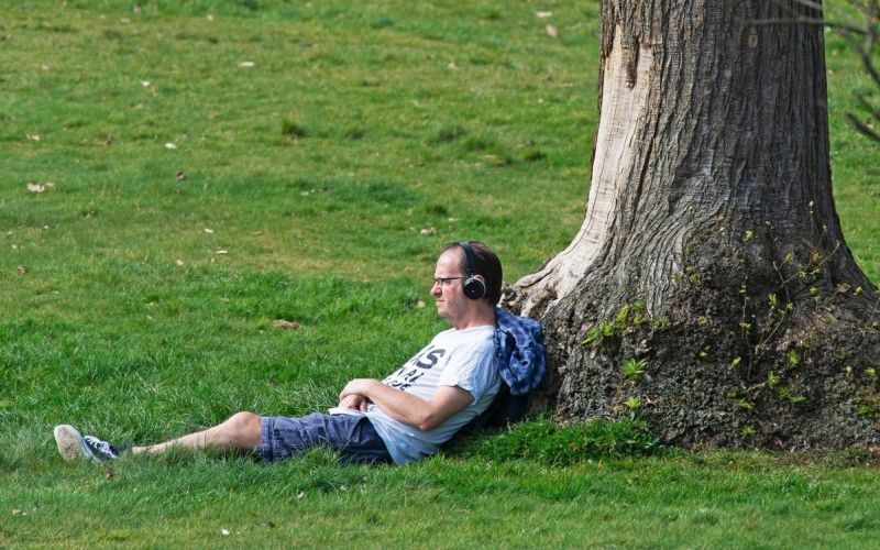 moški, trava, pomlad.jpg