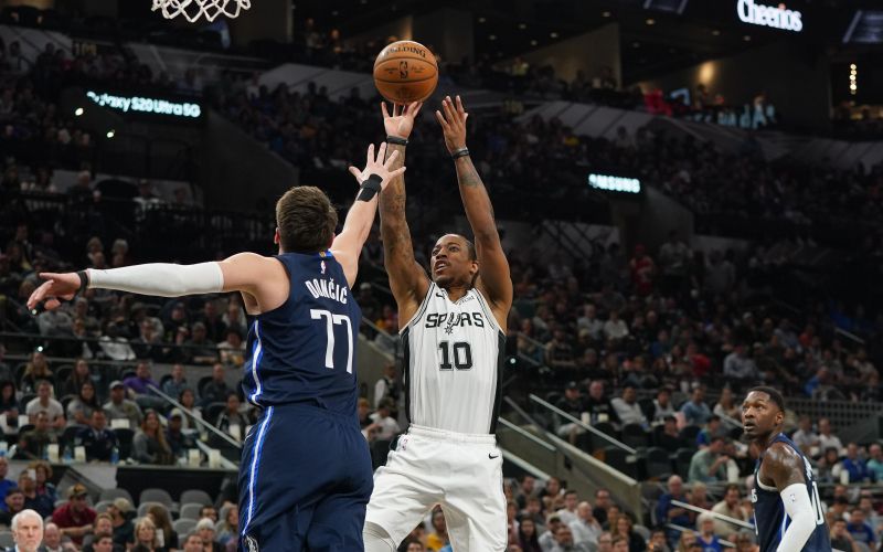 luka dončić demar derozan.JPG