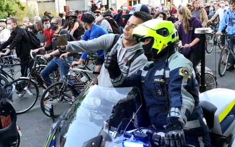policist, motor, protest, podpora