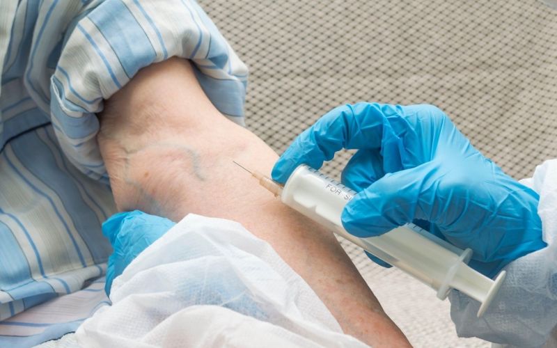 covid-19, koronavirus, starejši, upokojenci, injekcija, odvzem krvi