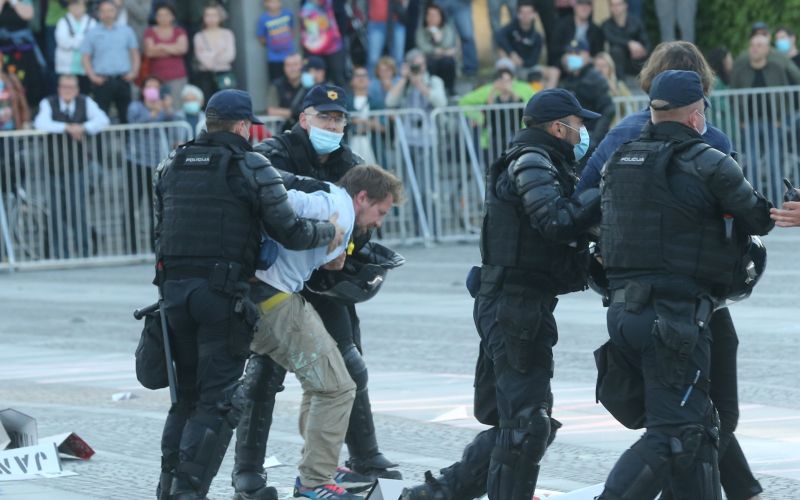 protest vlada ljubljana jenull policija pl.JPG