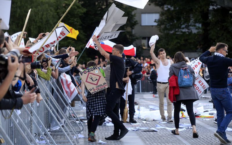 protest, skok čez ograjo, 12.6.2020.jpg