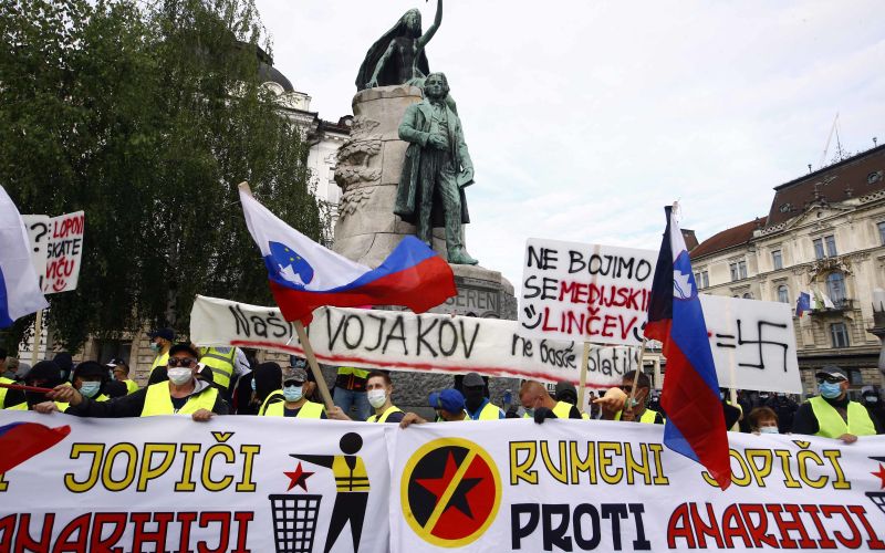 protest rumeni jopici presernov trg bobo4.JPG