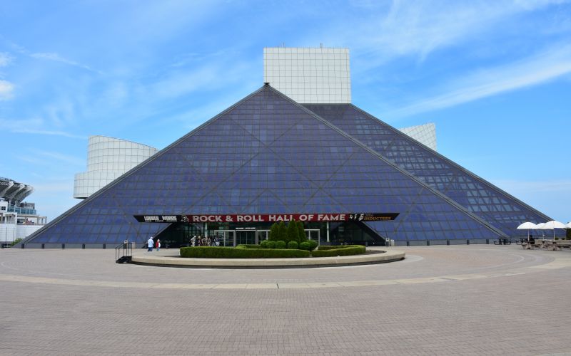 Rock_and_Roll_Hall_of_Fame,_May_2016.jpg