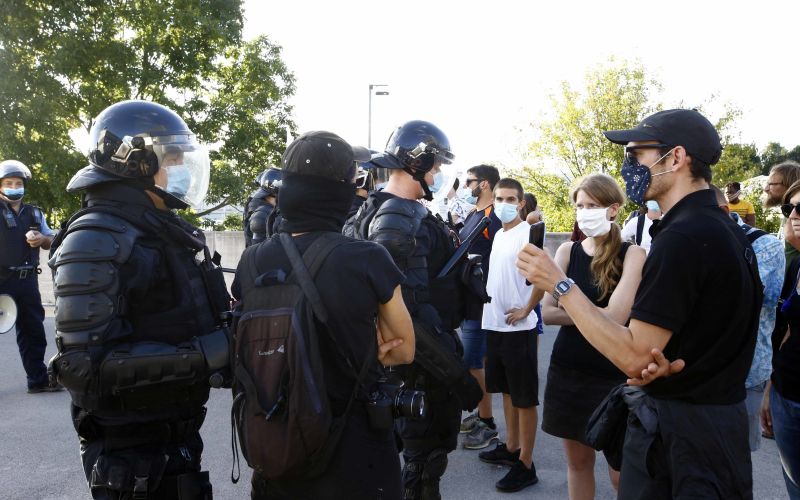 Protest pred centrom za tujce v Postojni
