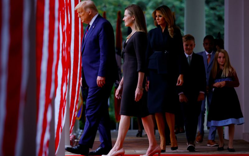 Donald in Melania Trump z Amy Coney Barrett