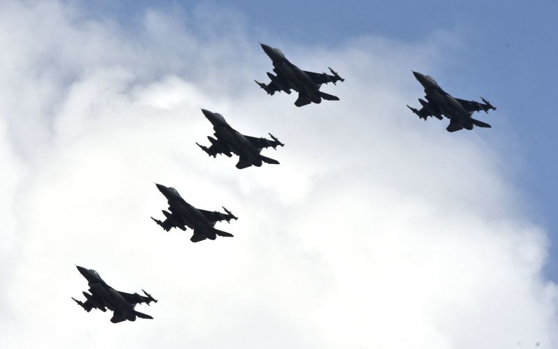 letala f-16 bobo.jpg
