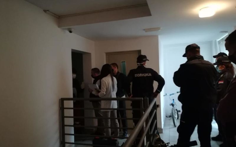 Policija pred vrati Ace Lukasa.jpg