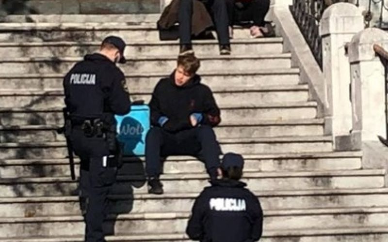 dostavljalec hrane, wolt, kazen