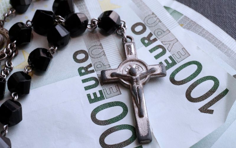 cerkev, denar, evri, rožni venec, svetopismo, bibilija, jezus.jpg