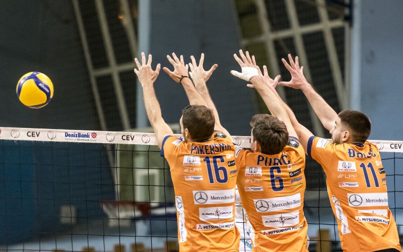 ach volley 19 jk.jpg