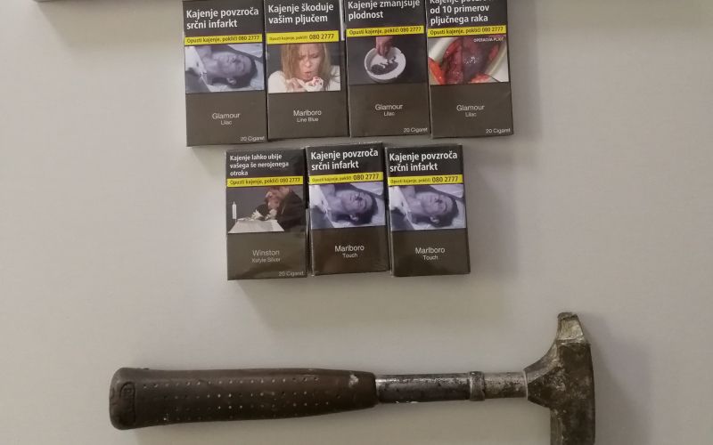 Zasežene cigarete in kladivo