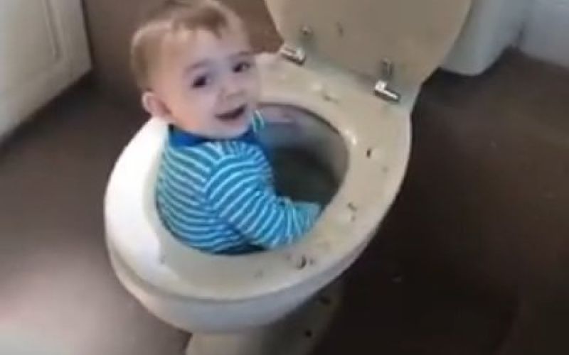 otrok_v_wc.jpg