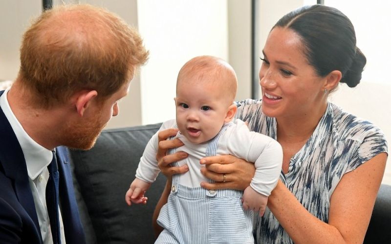 9 Otroci Harryja in Meghan bi lahko bili obenem člani kraljeve družine in predsedniki ZDA
