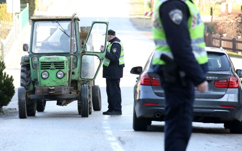 Hrvaški policisti, dovolilnice.jpg