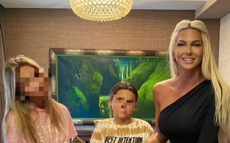 Jelena Karleuša s hčerkama.jpg
