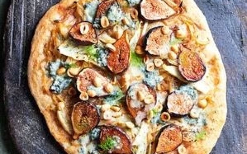 pizza s komarčkom figami in lešniki.JPG