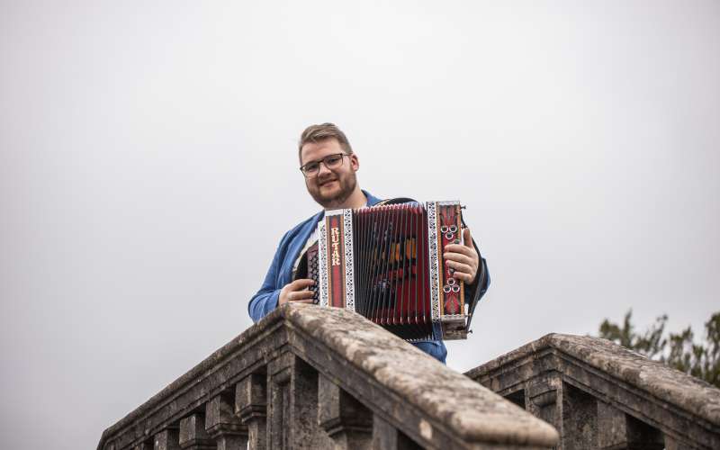 Multiglasbenik Martin Juhart življenje zajema z veliko žlico
