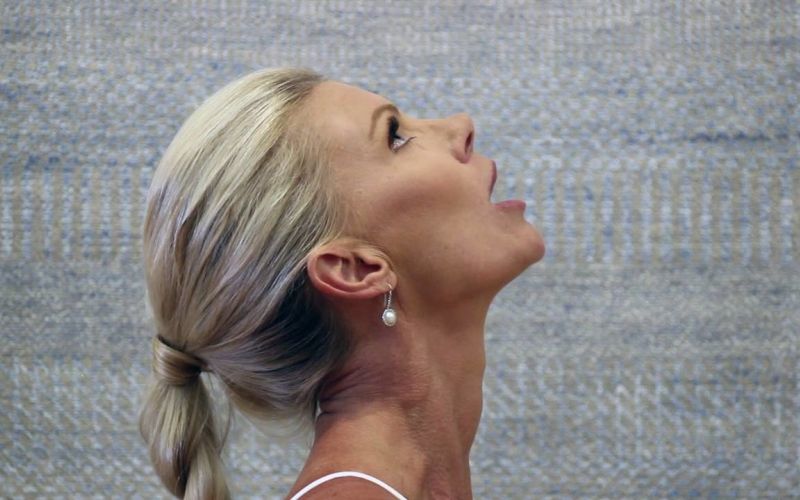 facial joga glava navzgor.jpg